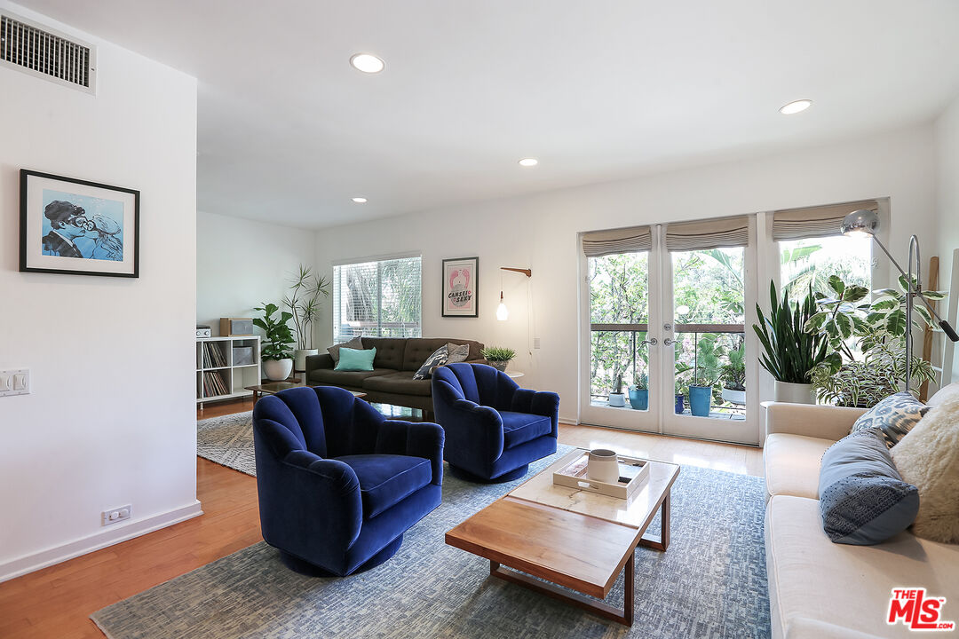 330 S BARRINGTON AVE Unit: 310