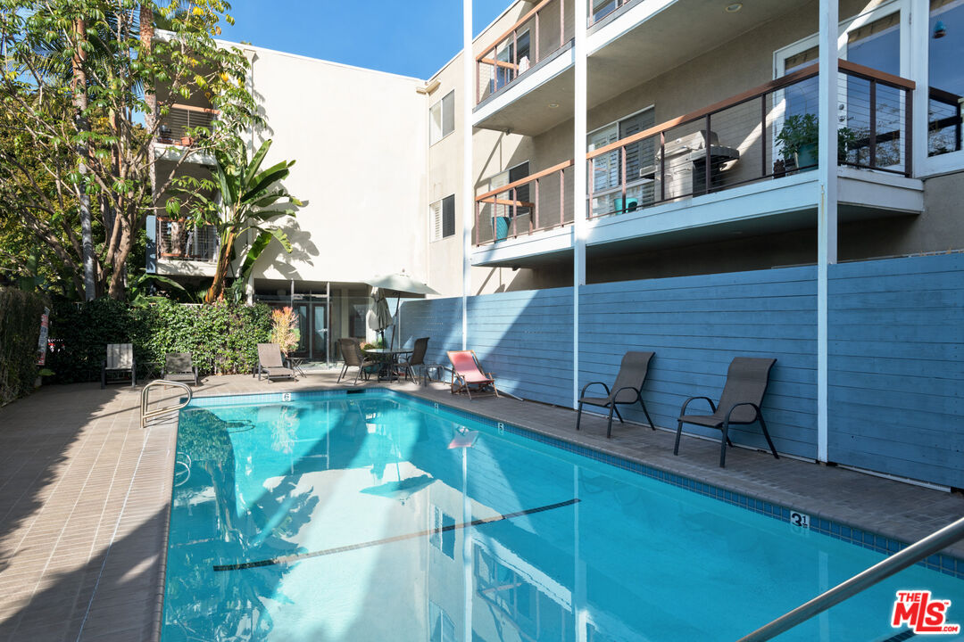330 S BARRINGTON AVE Unit: 310
