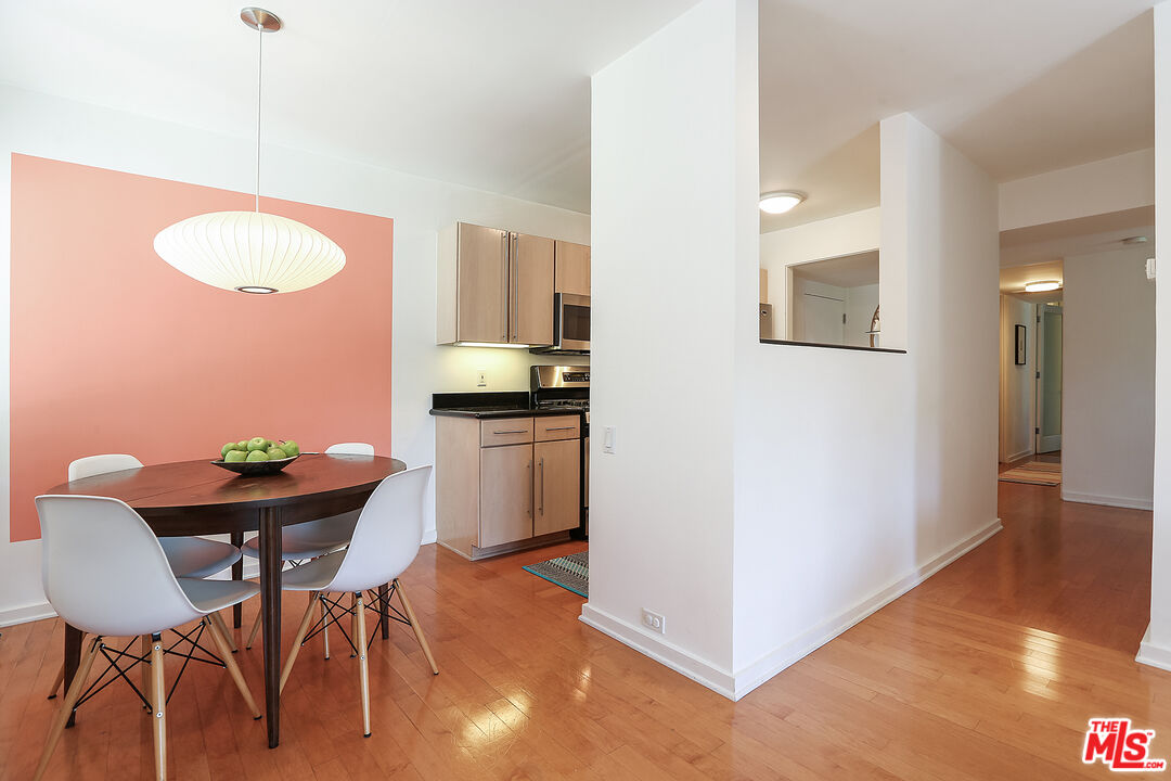 330 S BARRINGTON AVE Unit: 310