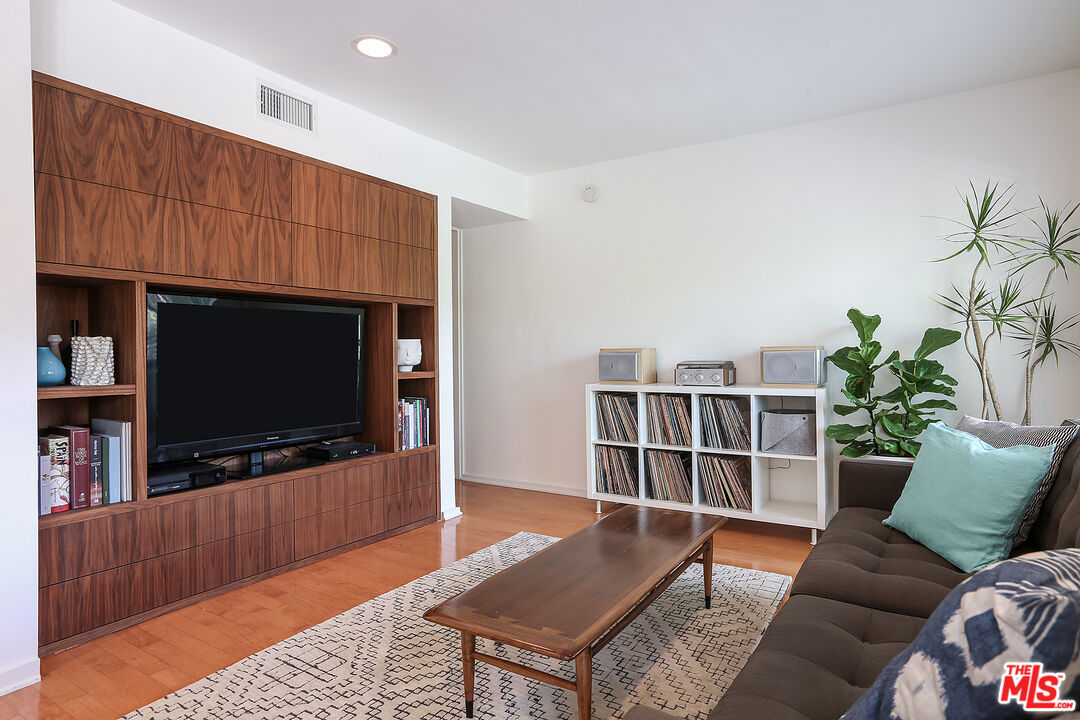 330 S BARRINGTON AVE Unit: 310