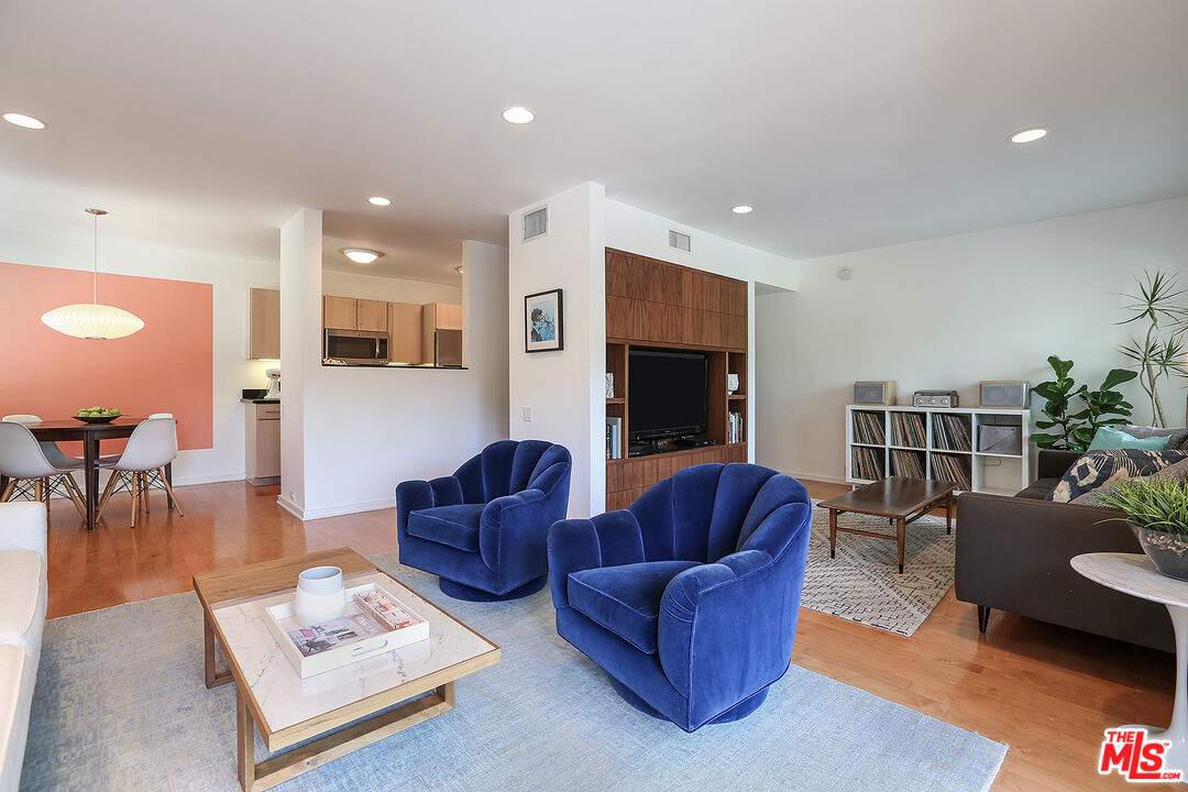 330 S BARRINGTON AVE Unit: 310