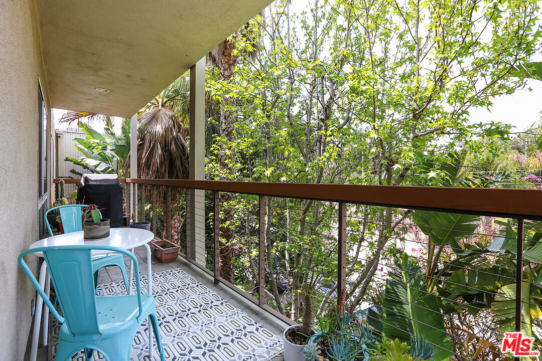 330 S BARRINGTON AVE Unit: 310