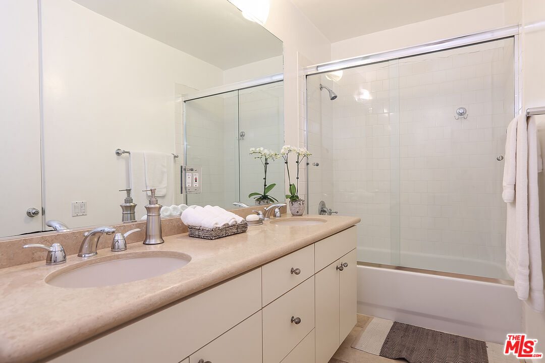 330 S BARRINGTON AVE Unit: 310