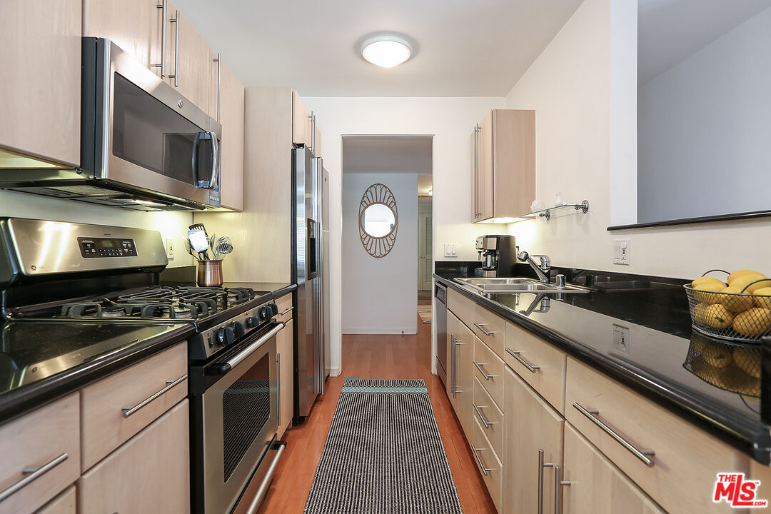 330 S BARRINGTON AVE Unit: 310