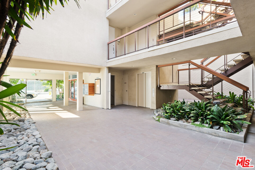 330 S BARRINGTON AVE Unit: 310