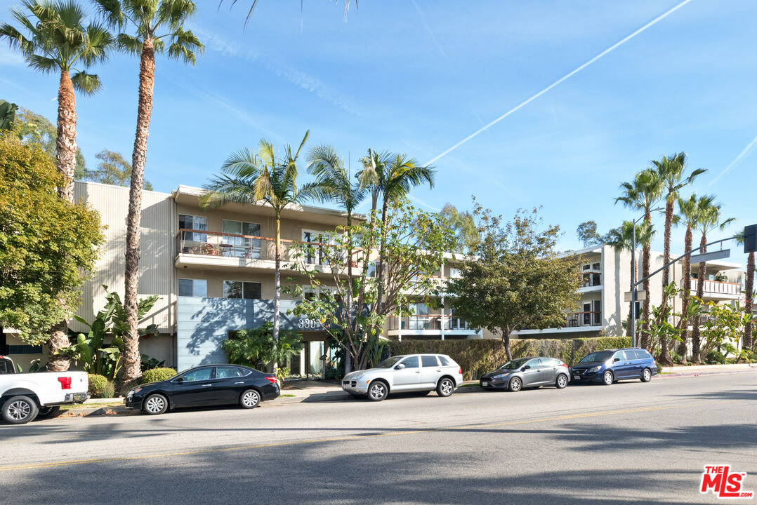 330 S BARRINGTON AVE Unit: 310