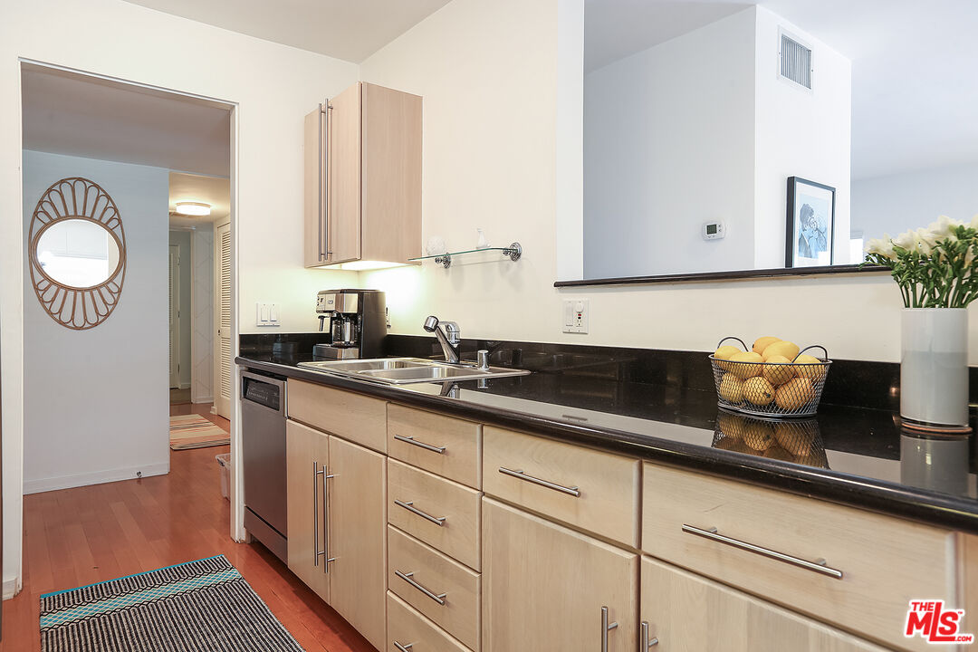 330 S BARRINGTON AVE Unit: 310