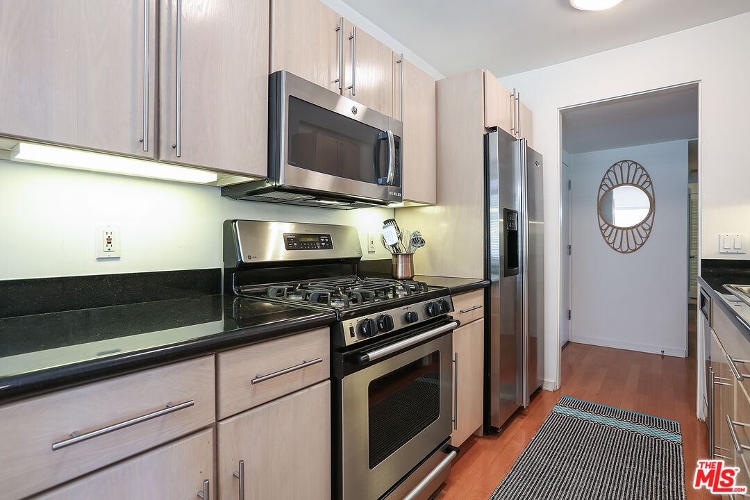 330 S BARRINGTON AVE Unit: 310