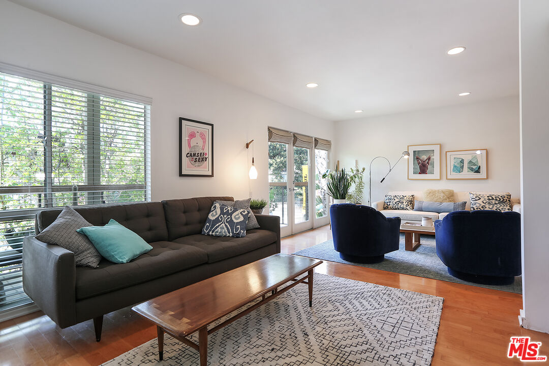 330 S BARRINGTON AVE Unit: 310