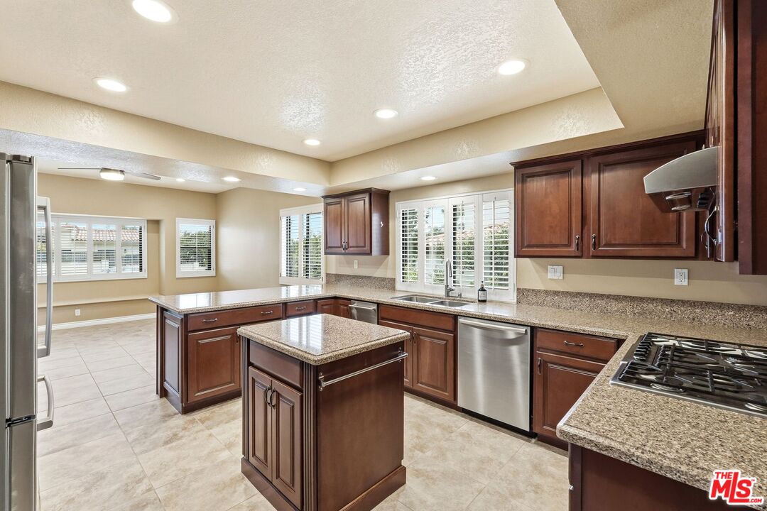 6505 Beachview Dr