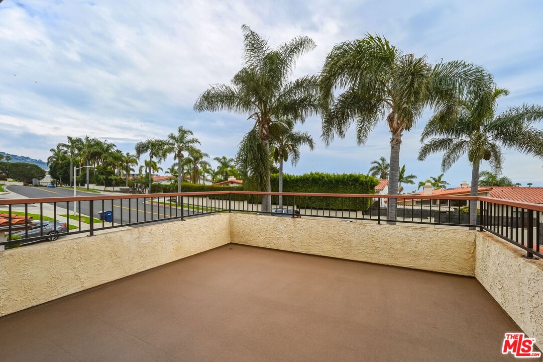 6505 Beachview Dr