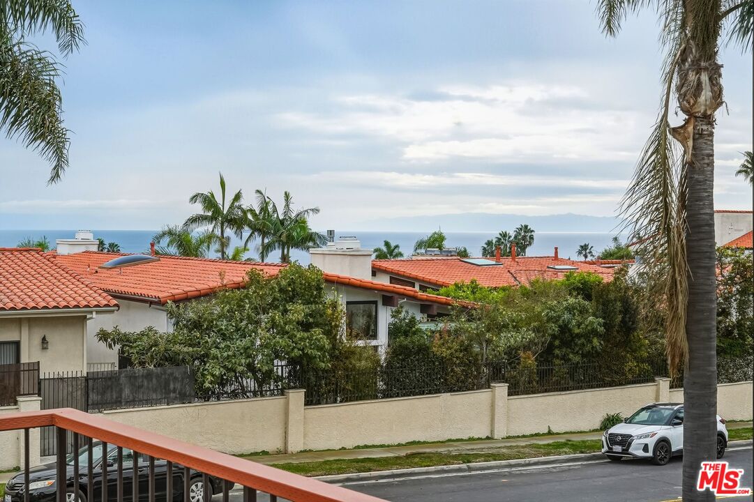 6505 Beachview Dr