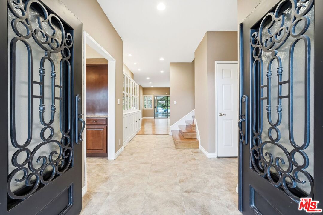 6505 Beachview Dr