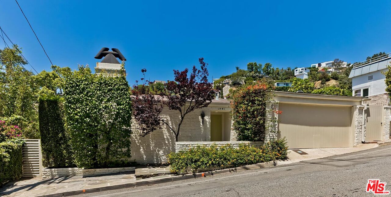 1591 Sunset Plaza Dr