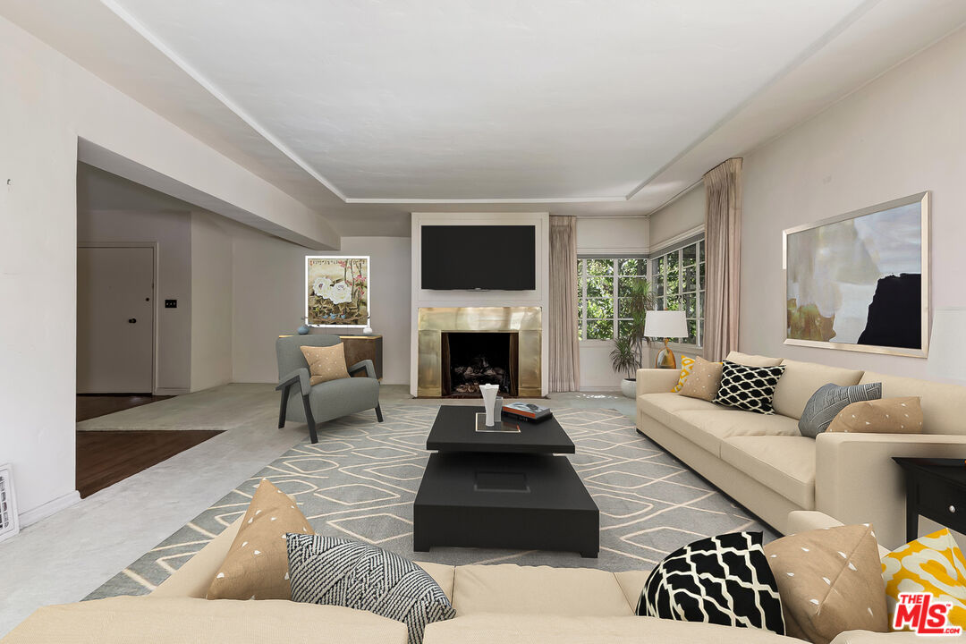 1591 Sunset Plaza Dr