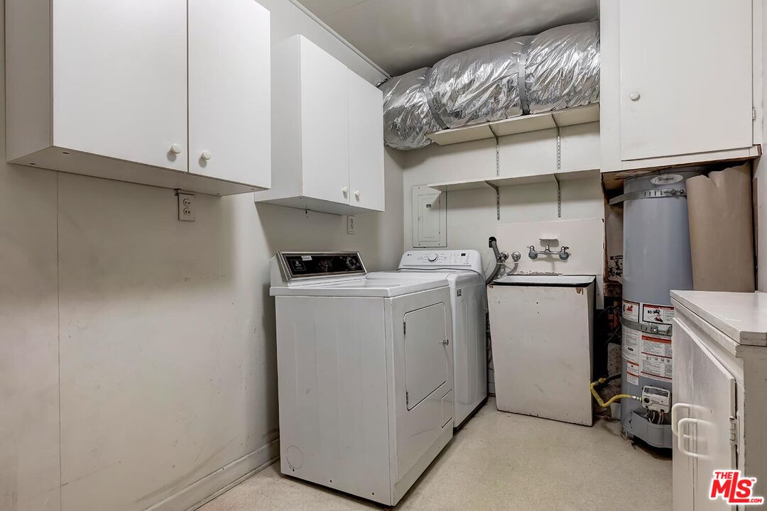1591 Sunset Plaza Dr