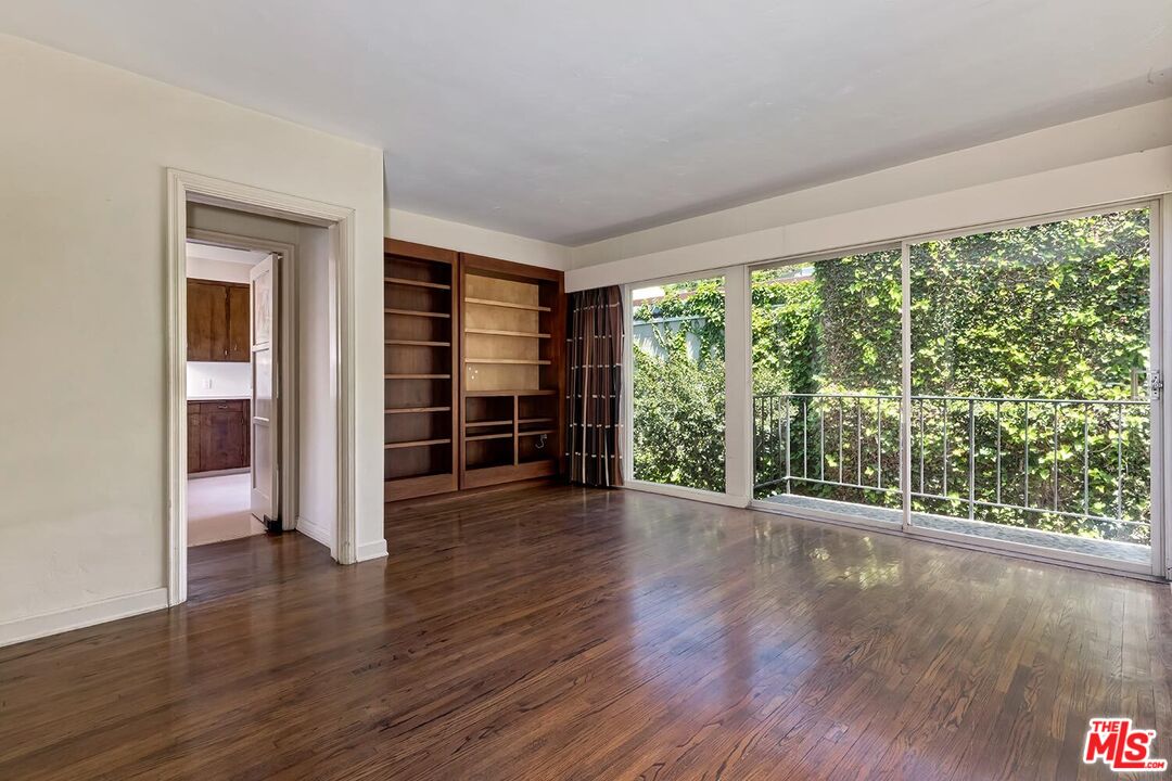1591 Sunset Plaza Dr