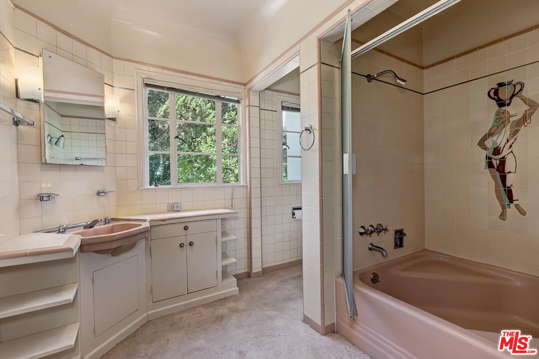 1591 Sunset Plaza Dr