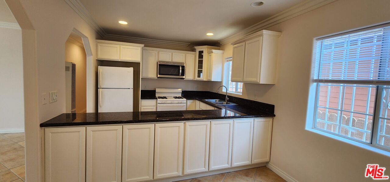 1873 W Jefferson Blvd