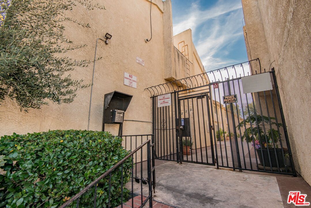 7651 Reseda Blvd Unit: 3T