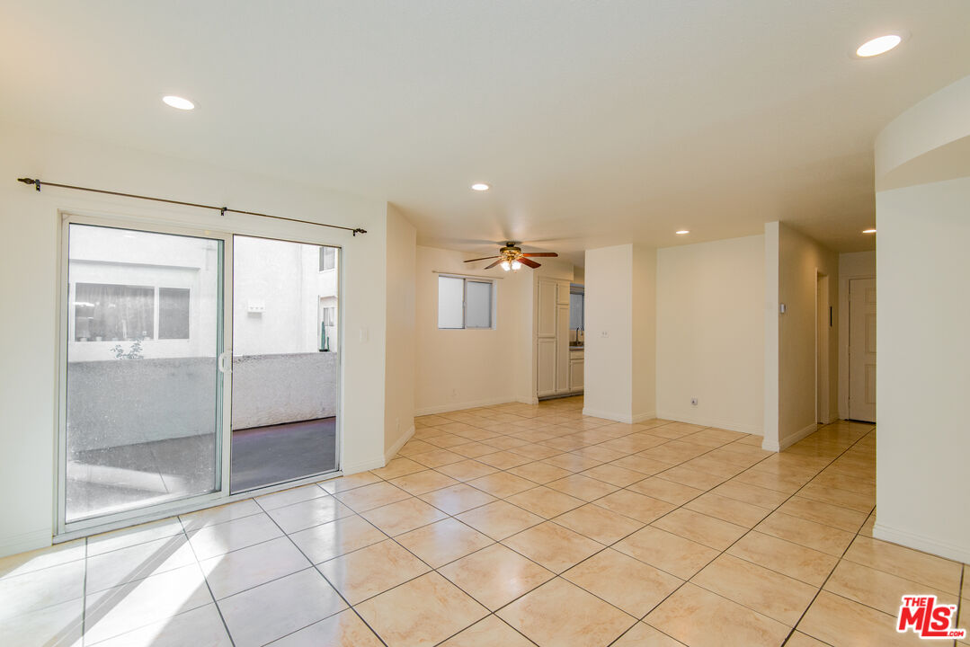 7651 Reseda Blvd Unit: 3T