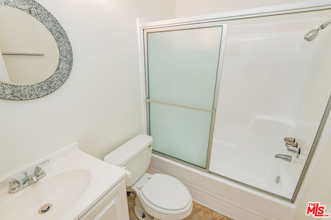 7651 Reseda Blvd Unit: 3T