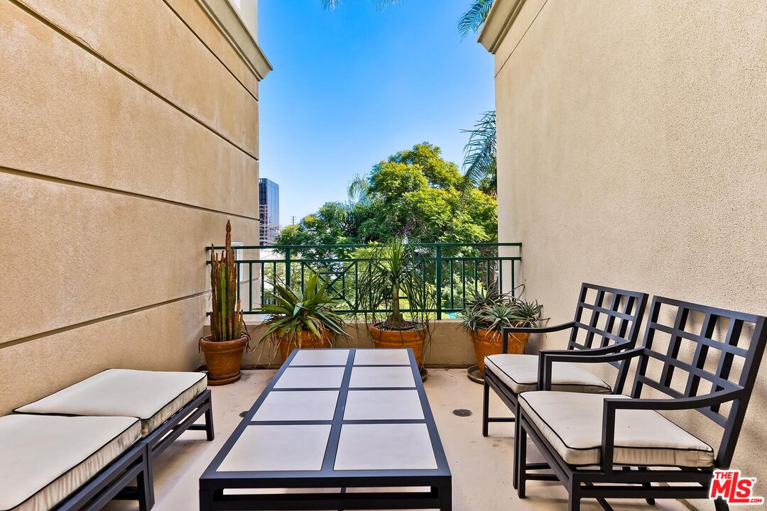 305 Arnaz Dr Unit: 304