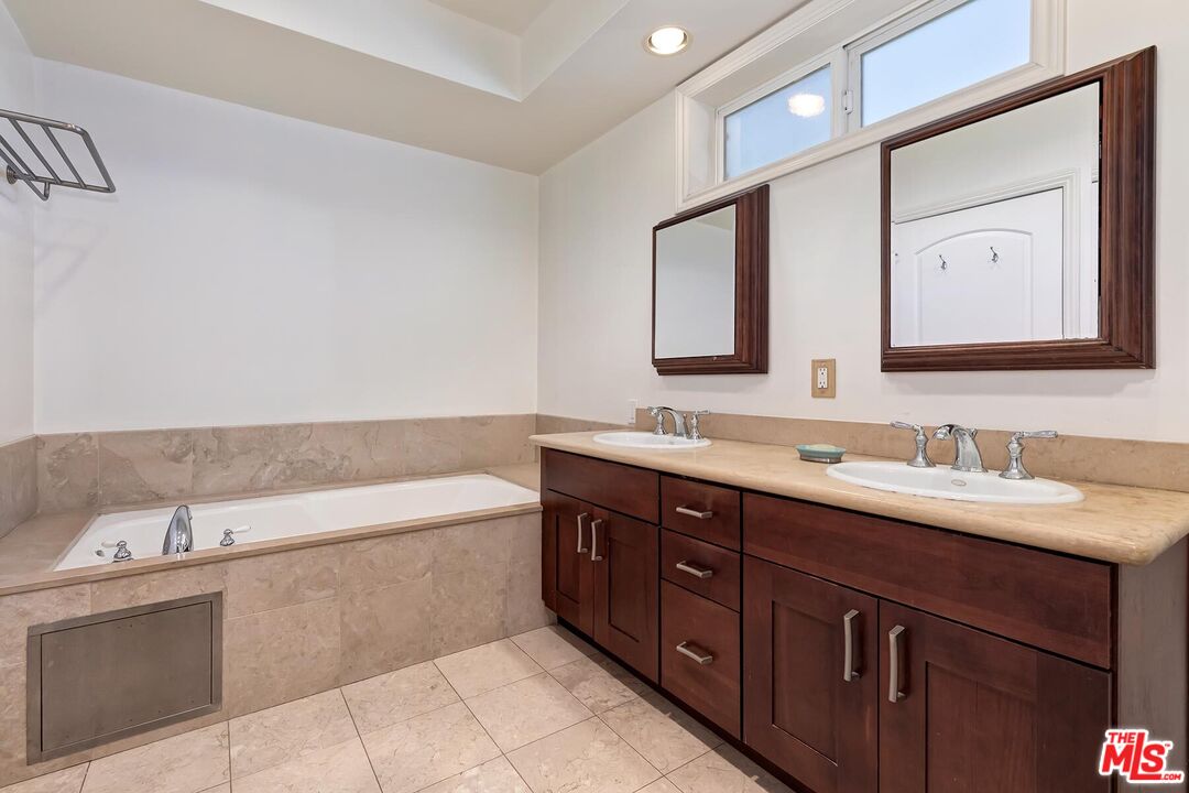 305 Arnaz Dr Unit: 304