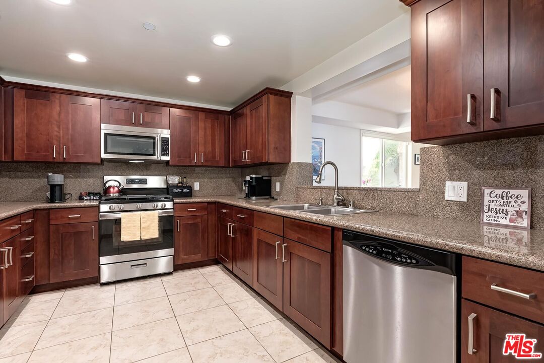 305 Arnaz Dr Unit: 304