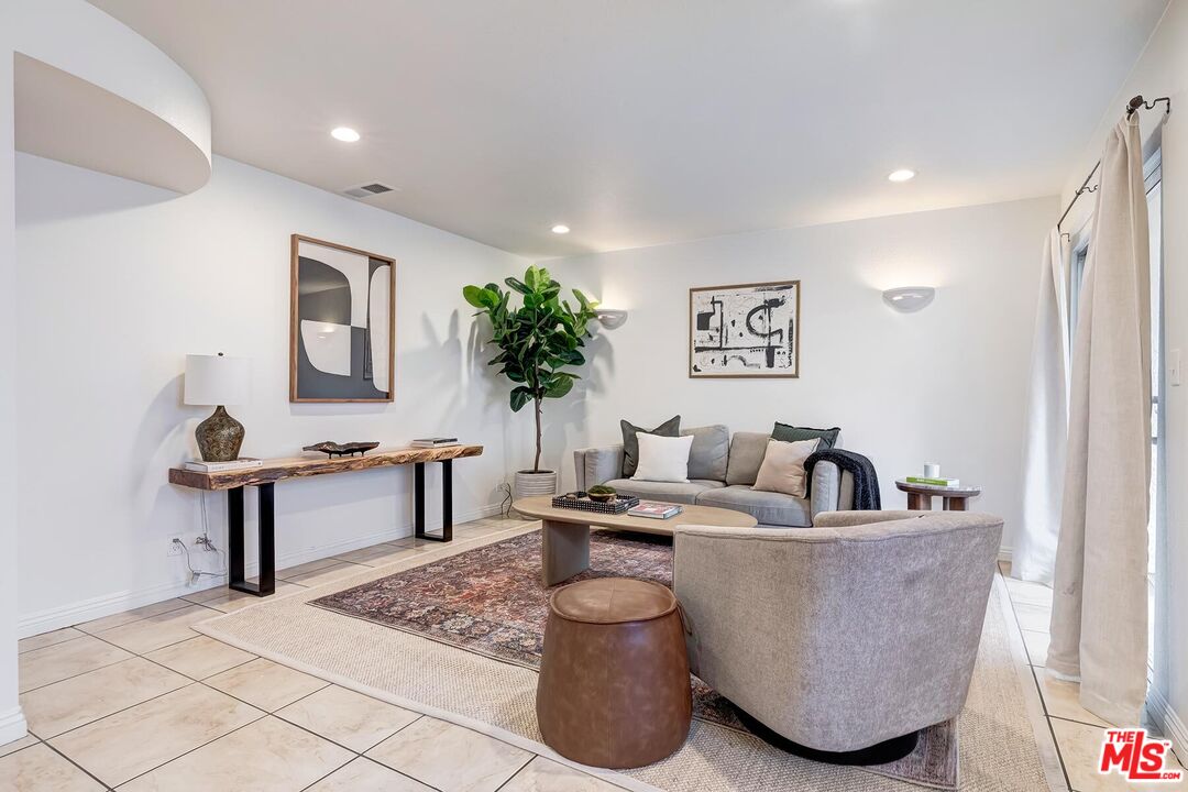 7651 Reseda Blvd Unit: 3T