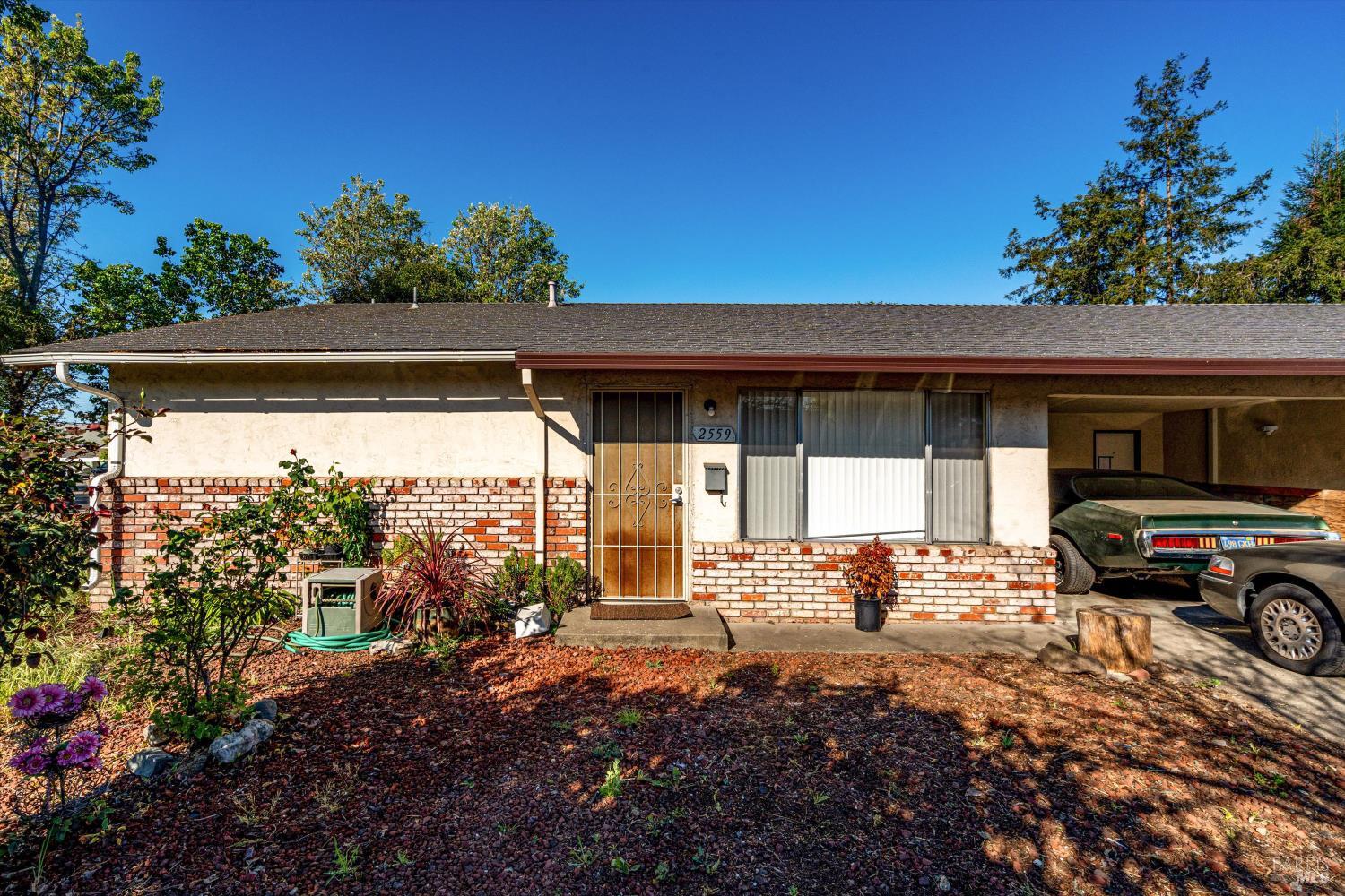 2559-2561 Northcoast Street