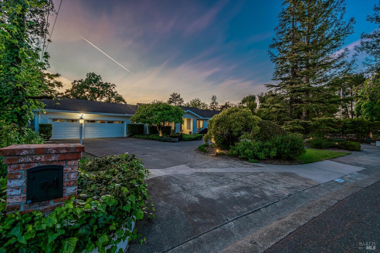 10 Oak Tree Drive