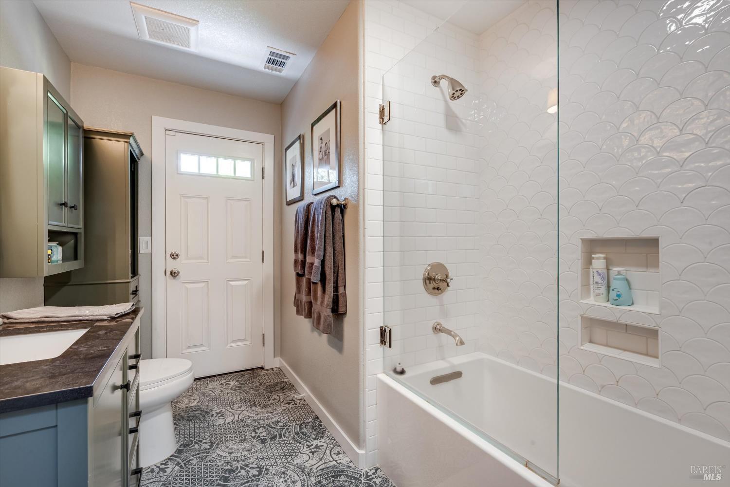 10 Oak Tree Drive