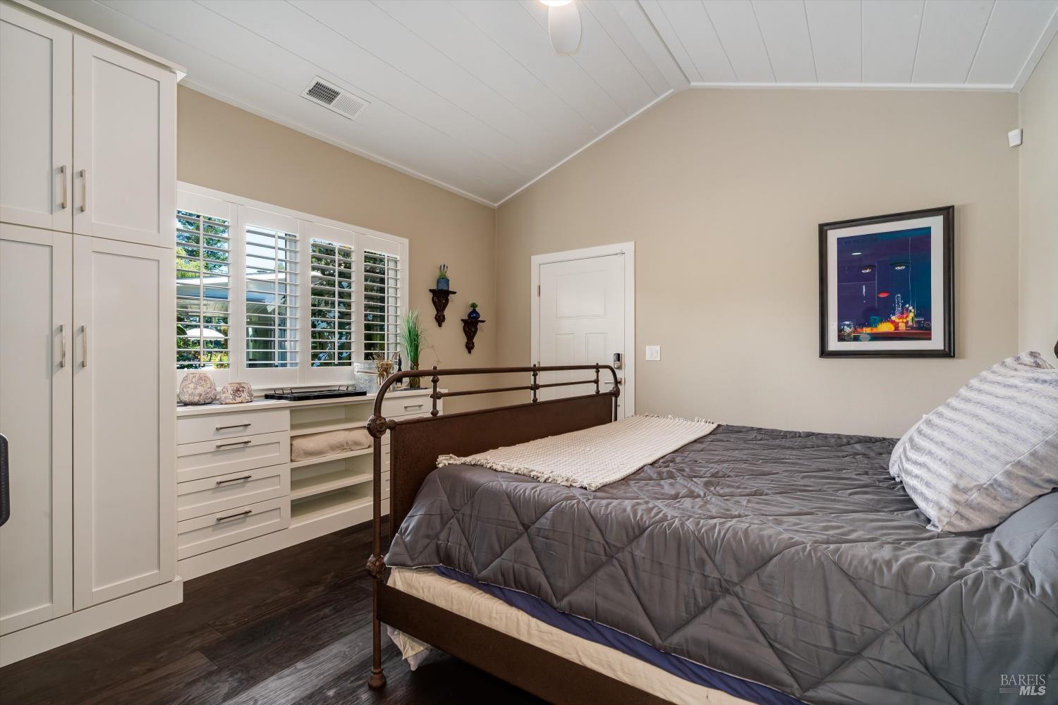 10 Oak Tree Drive
