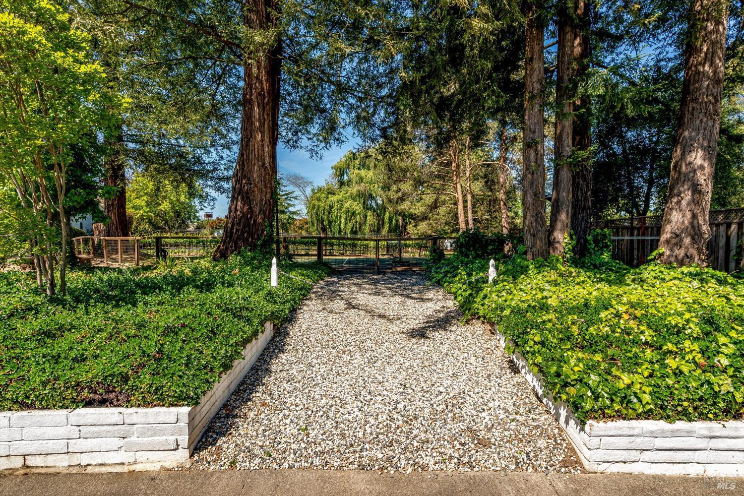10 Oak Tree Drive