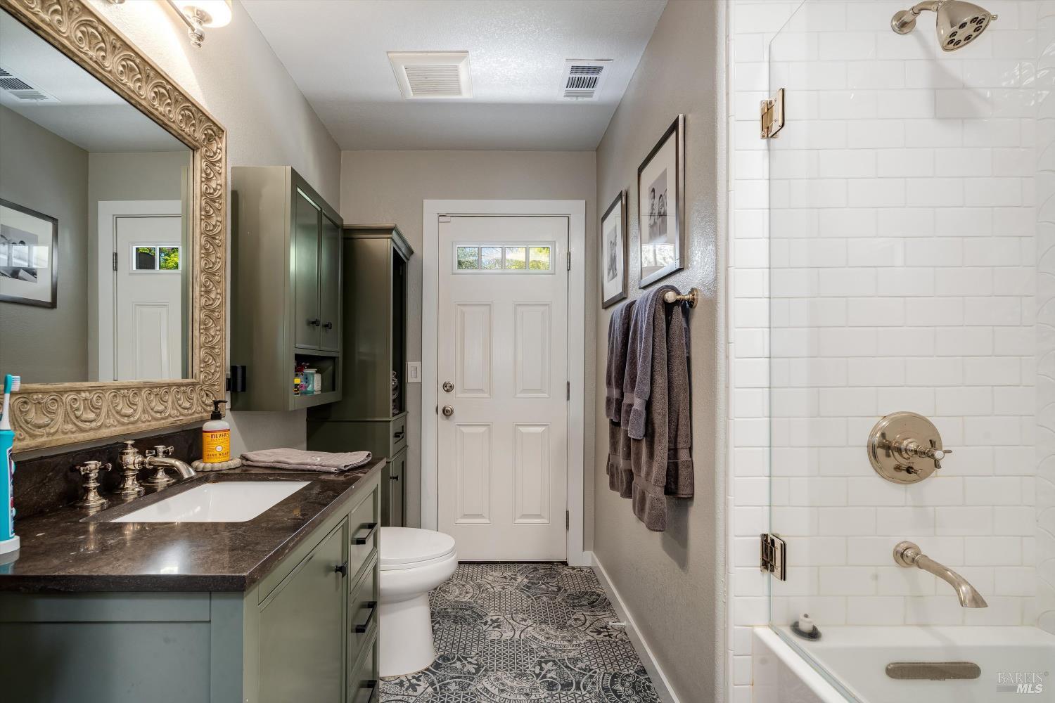 10 Oak Tree Drive