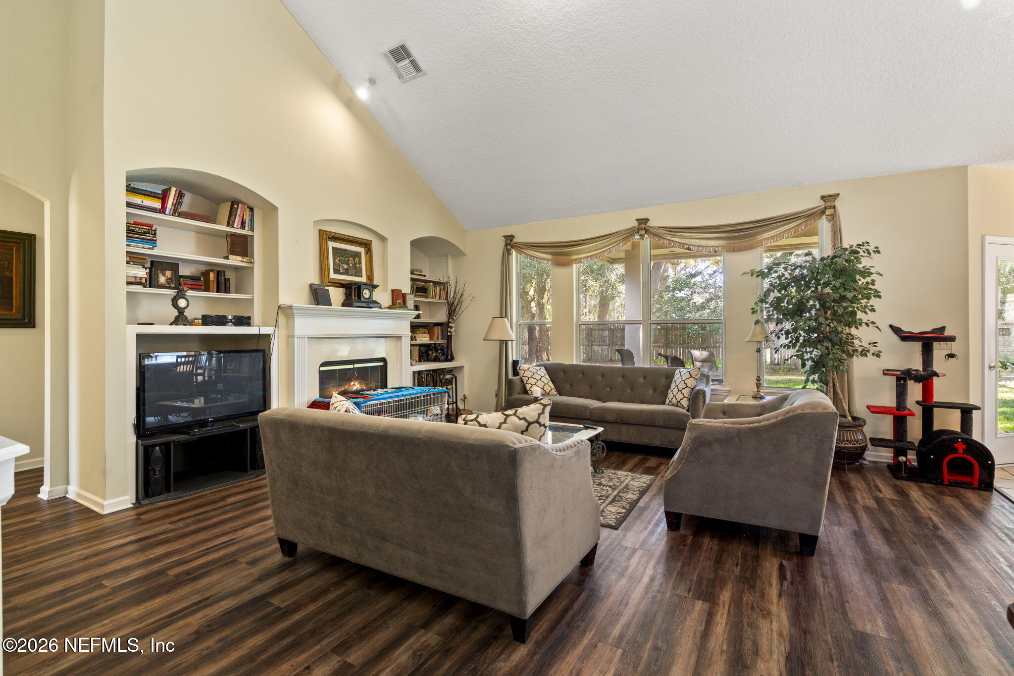 1822 RISING OAKS Drive