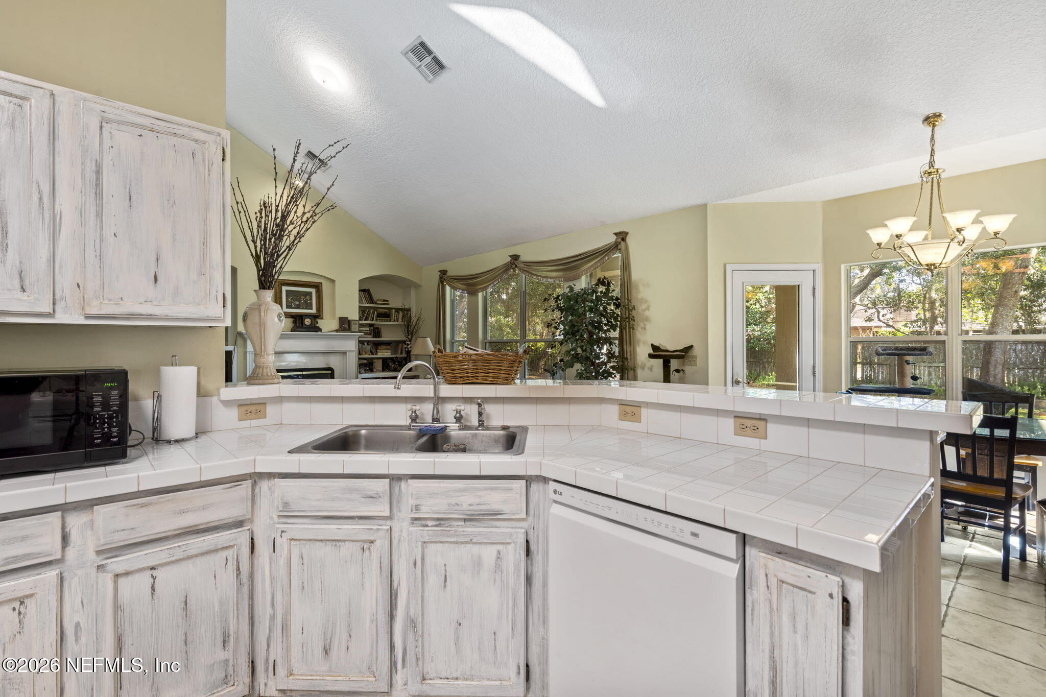 1822 RISING OAKS Drive