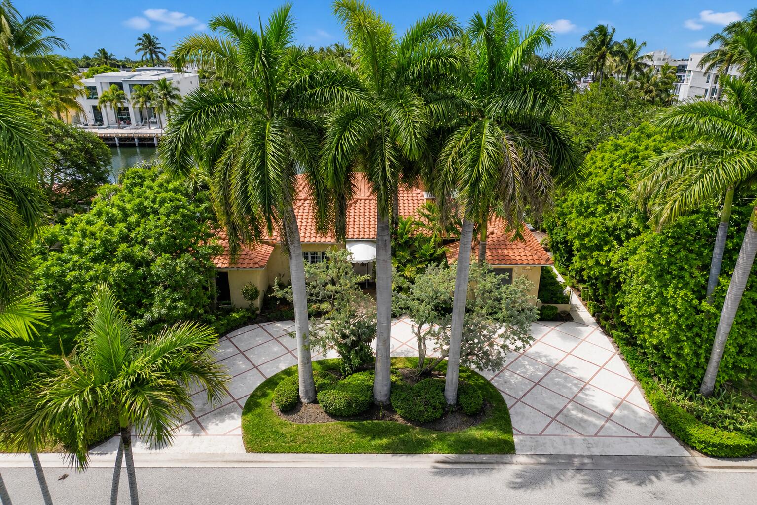 2400 Delmar Place