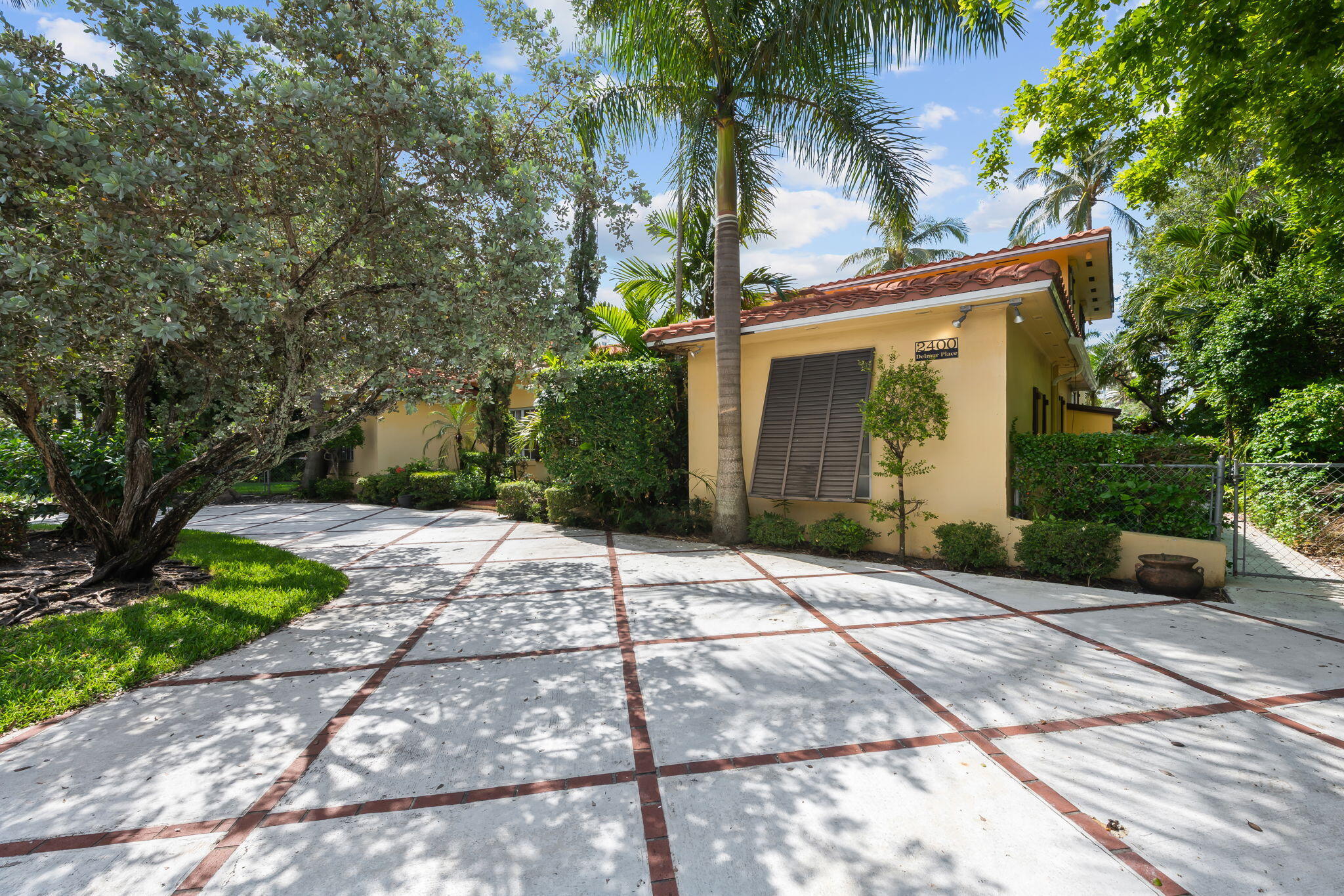 2400 Delmar Place
