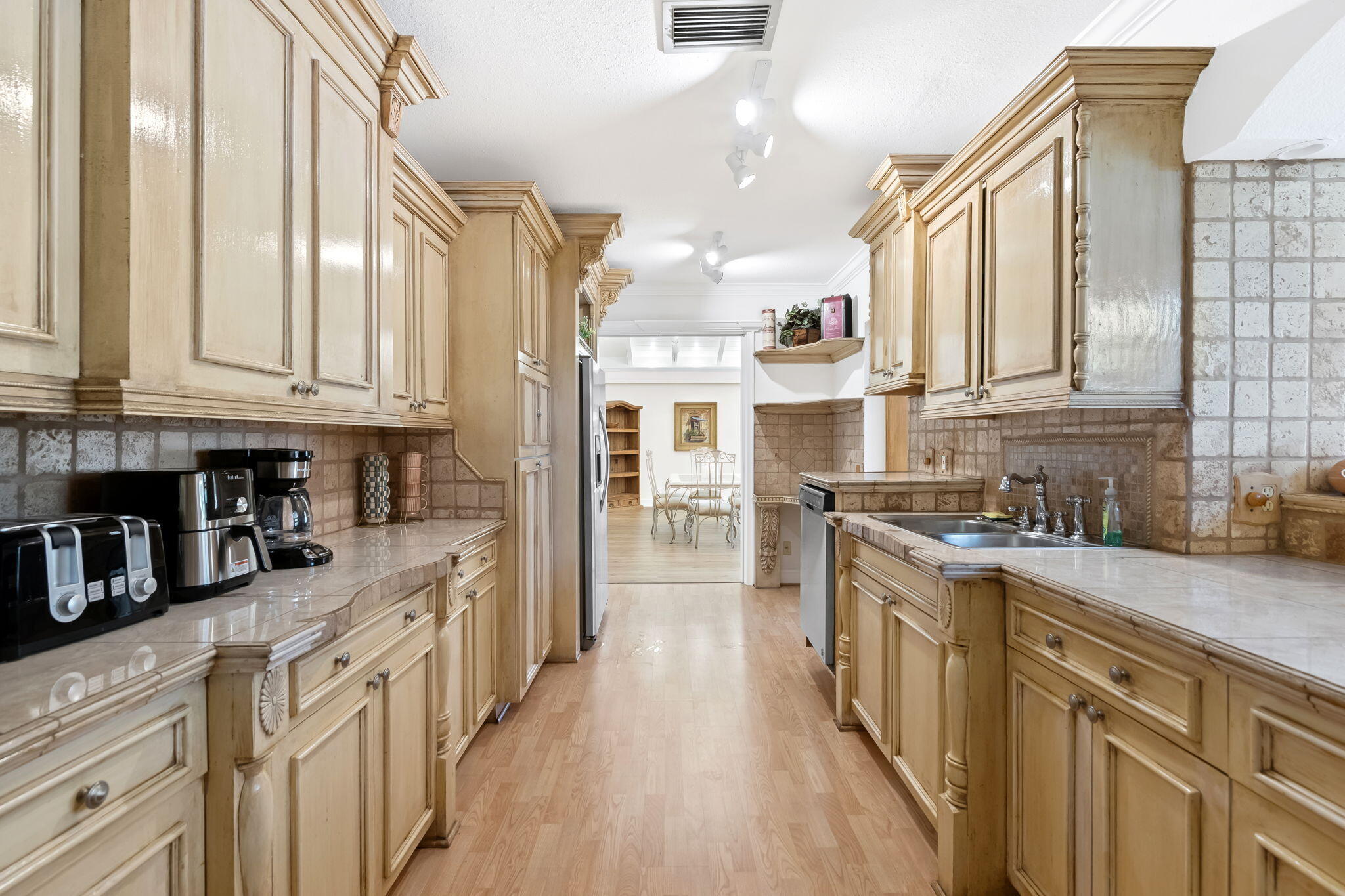 2400 Delmar Place