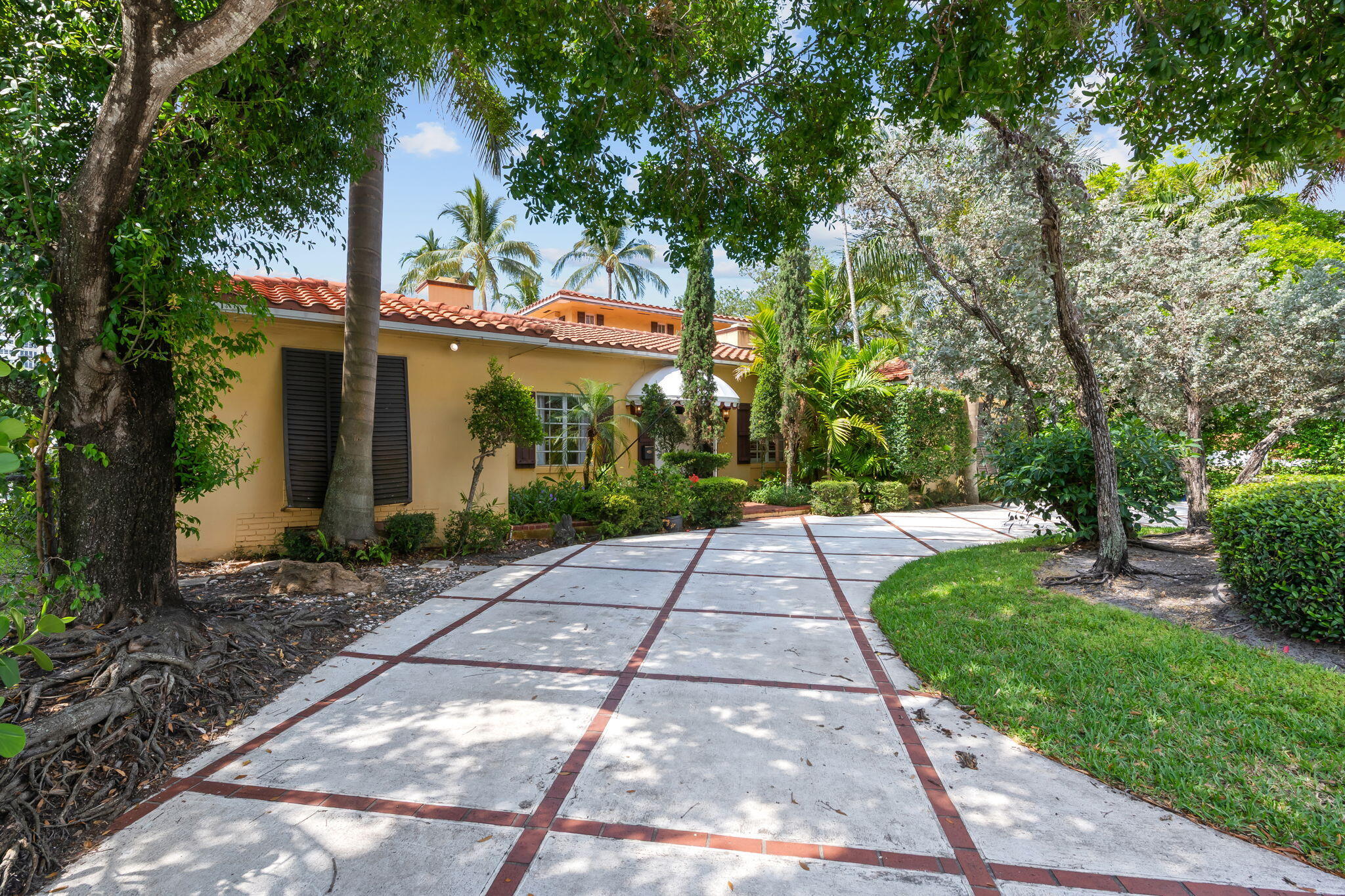 2400 Delmar Place