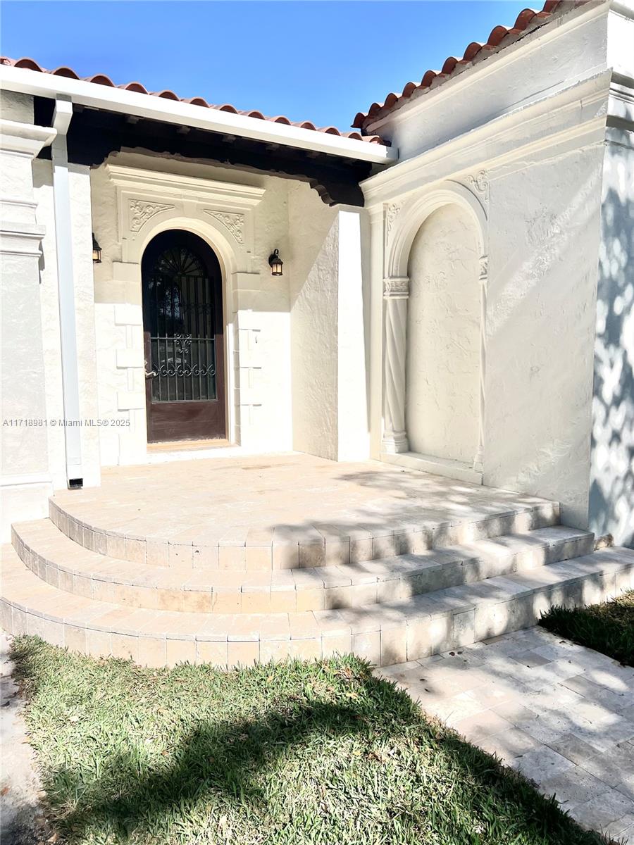 1023 Venetia Ave