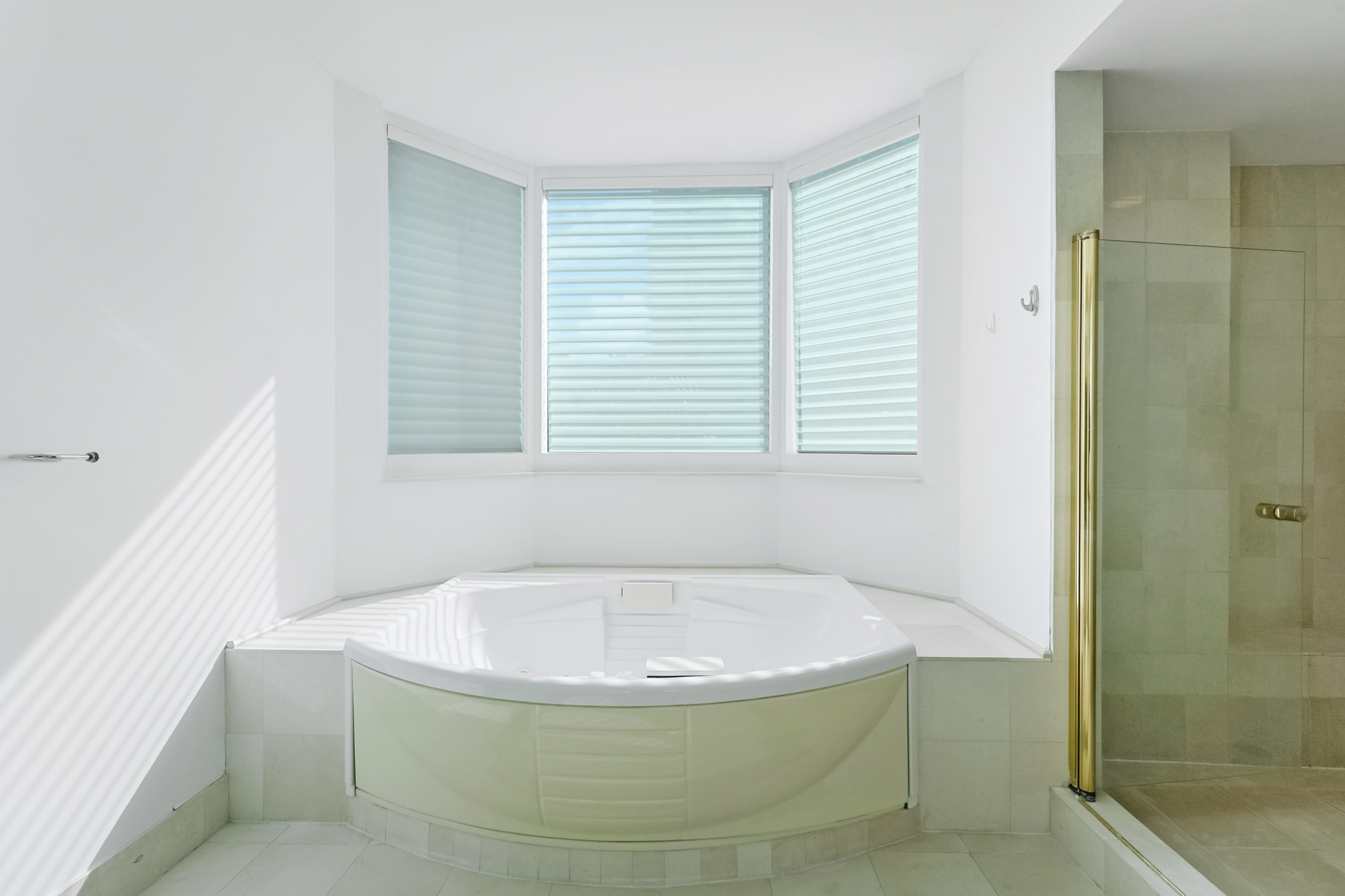 300 S Pointe Dr Unit# 405