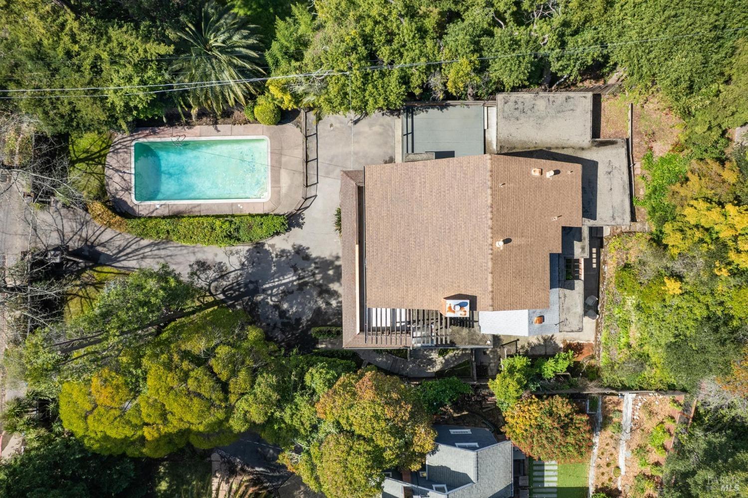 18 Sir Francis Drake Blvd