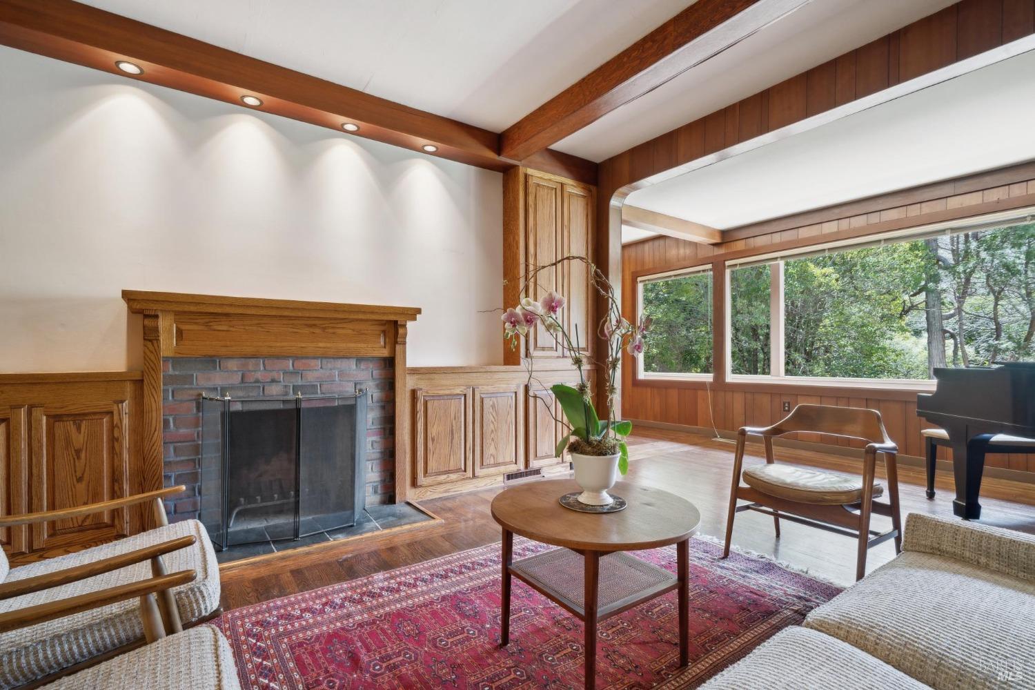 18 Sir Francis Drake Blvd