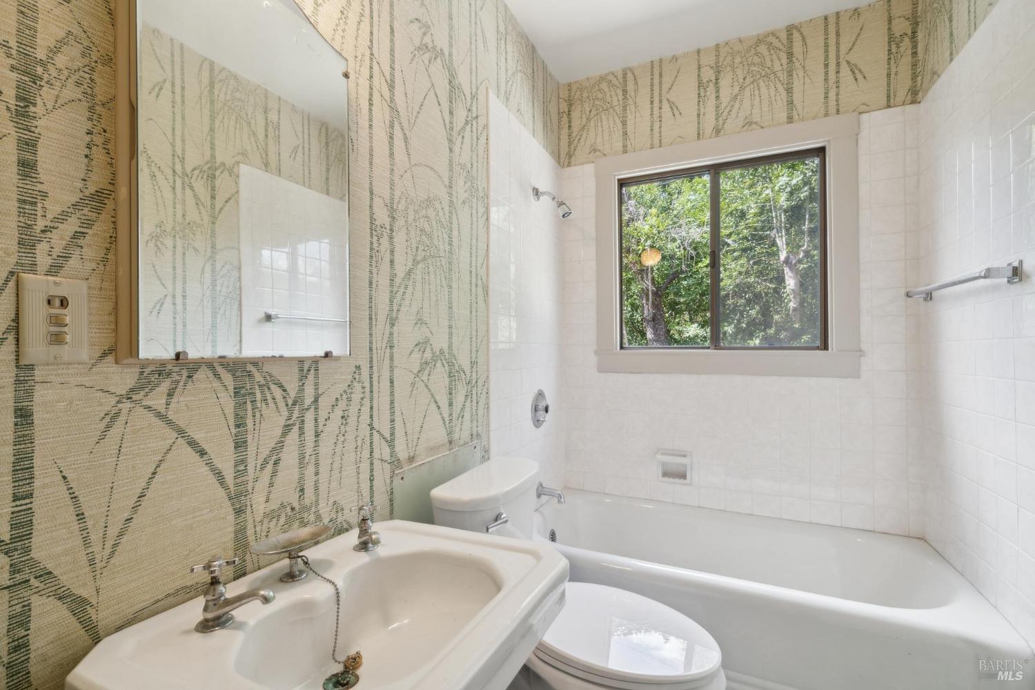 18 Sir Francis Drake Blvd