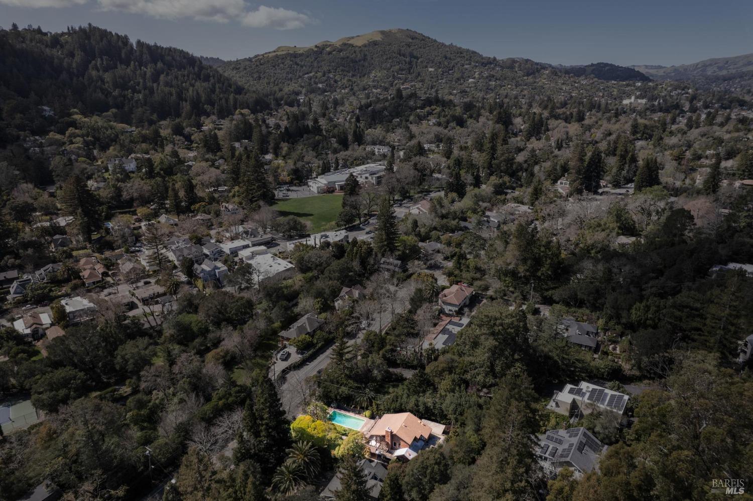 18 Sir Francis Drake Blvd