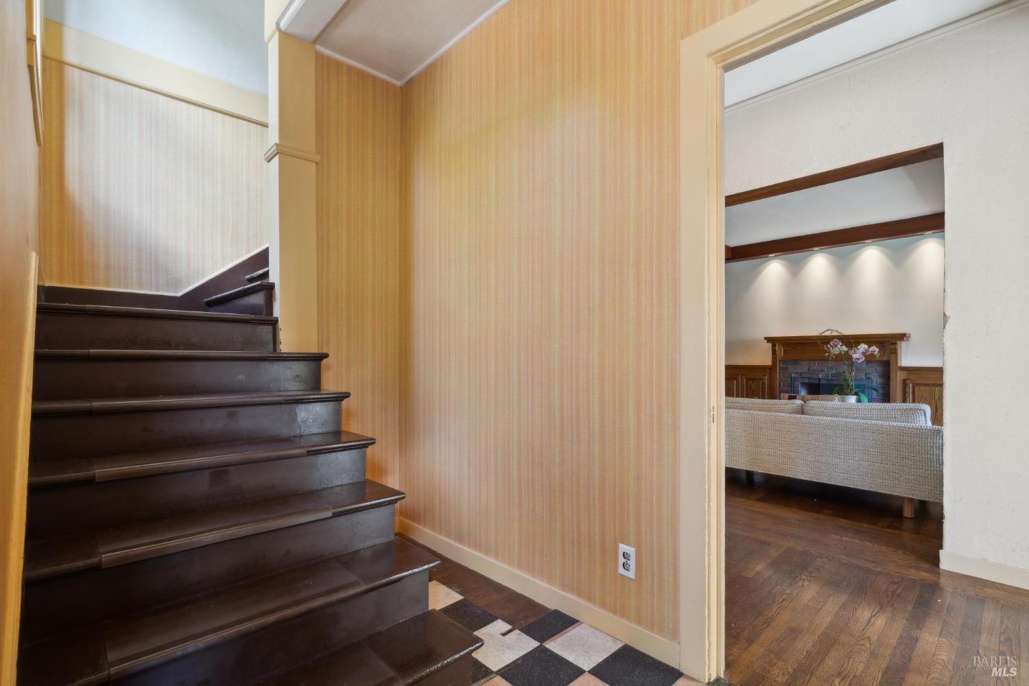 18 Sir Francis Drake Blvd