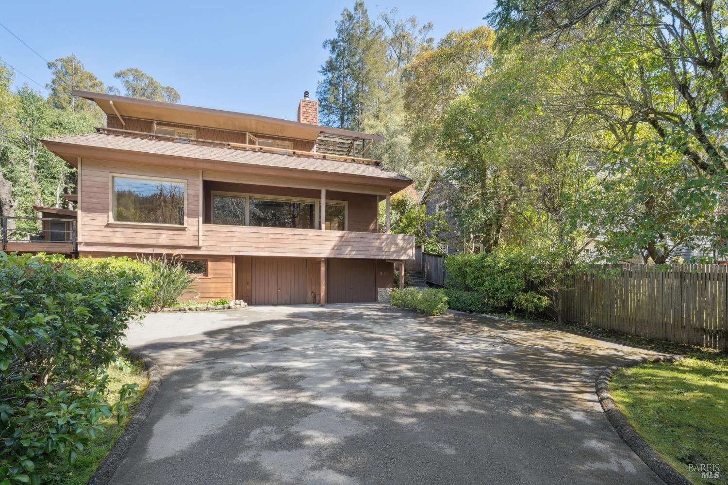 18 Sir Francis Drake Blvd